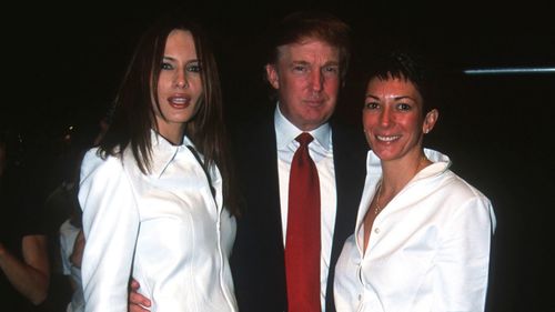 Donald Trump com sua agora esposa Melania e a amiga Ghislaine Maxwell em 2000.