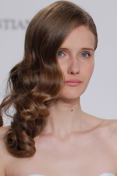 A
timeless classic: sideswept waves were the
look at Christian Siriano.&nbsp;