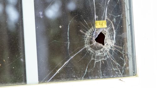 Des trous de balle sont vus dans le verre de la propriété Murdaugh Moselle le mercredi 1er mars 2023.  