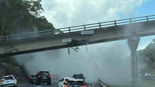 Il cavalcavia ha un limite di altezza di 5,4 m per i veicoli che transitano sotto di esso.﻿