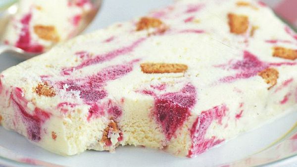 Rhubarb crumble ice-cream