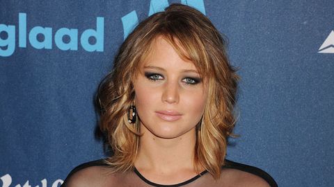 Watch: Jennifer Lawrence stuffs up Bill Clinton intro, rocks new hair at GLAAD awards