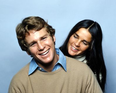 Ryan O'Neal dan Ali MacGraw dalam sebuah promosi untuk kisah cinta, disutradarai oleh Arthur Hiller, 1970. 