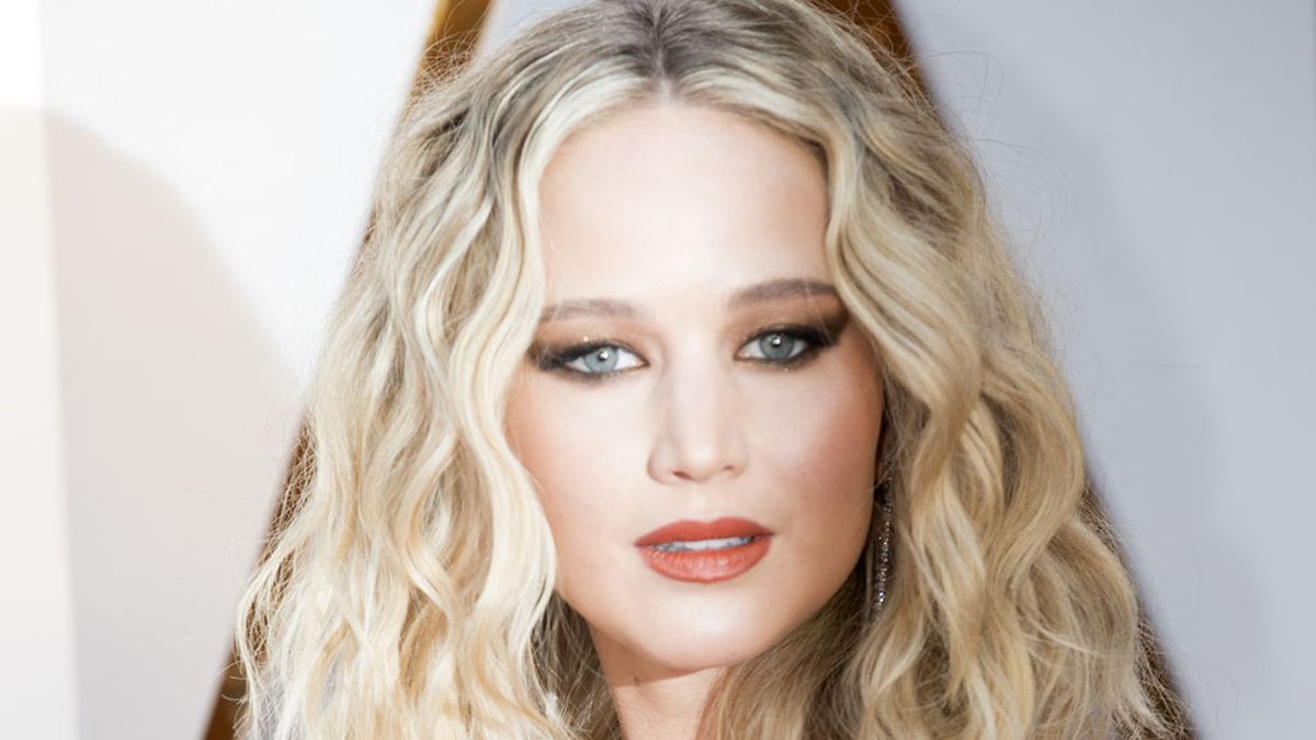 Jennifer Lawrence wears a L. Wells Bridal gown to her engagement party with  fianc Cooke Maroney - 9Style