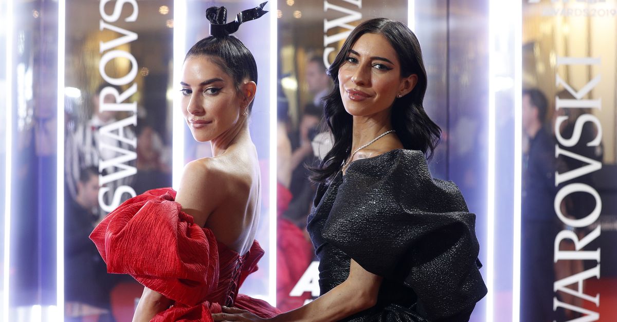 No The Veronicas have not split but they are excited to share their individual identities with the world – 9Honey Celebrity