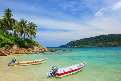 停泊岛海滩上快艇的宁静景色，