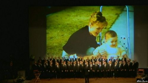 Fans gather at public memorial for Debbie Reynolds and Carrie Fisher