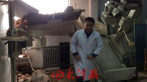 Doctors forced to flee as still in use Chinese hospital is partially demolished