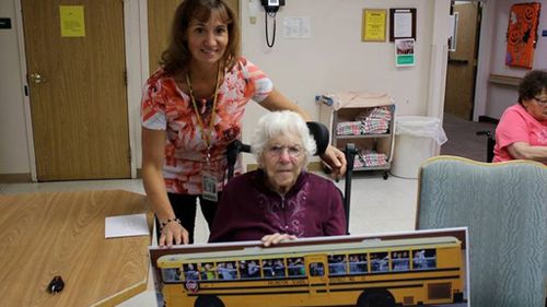 Bus driver Carol Mitzelfeldt visited Louise Edlen to present her with a gift. (Facebook)