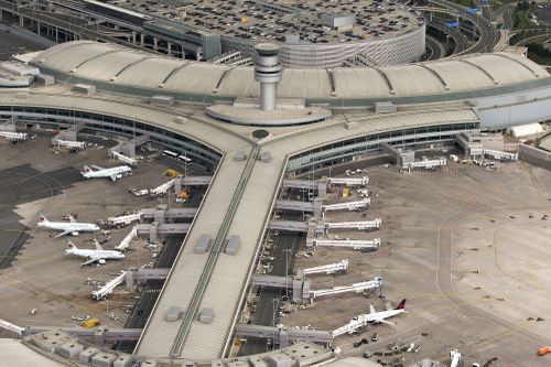 Polícia v Kanade a Spojených štátoch zatkla šesť ľudí v súvislosti s minuloročnou multimiliónovou lúpežou zlata na medzinárodnom letisku Pearson v Toronte.  