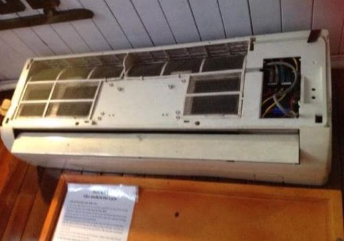 The air conditioner - which didn't work - was left without a cover on it. (Facebook)