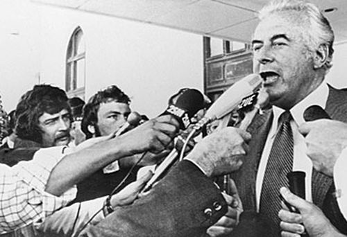 Gough Whitlam and reporters (Getty)