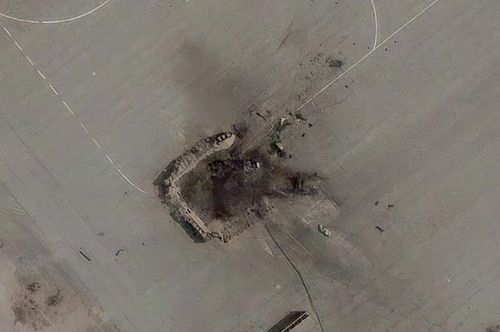 Nesta imagem de satélite fornecida pela Vantor, um sistema de radar destruído é visto na Base Aérea de Zahedan, Irã, domingo, 1º de março de 2026. 