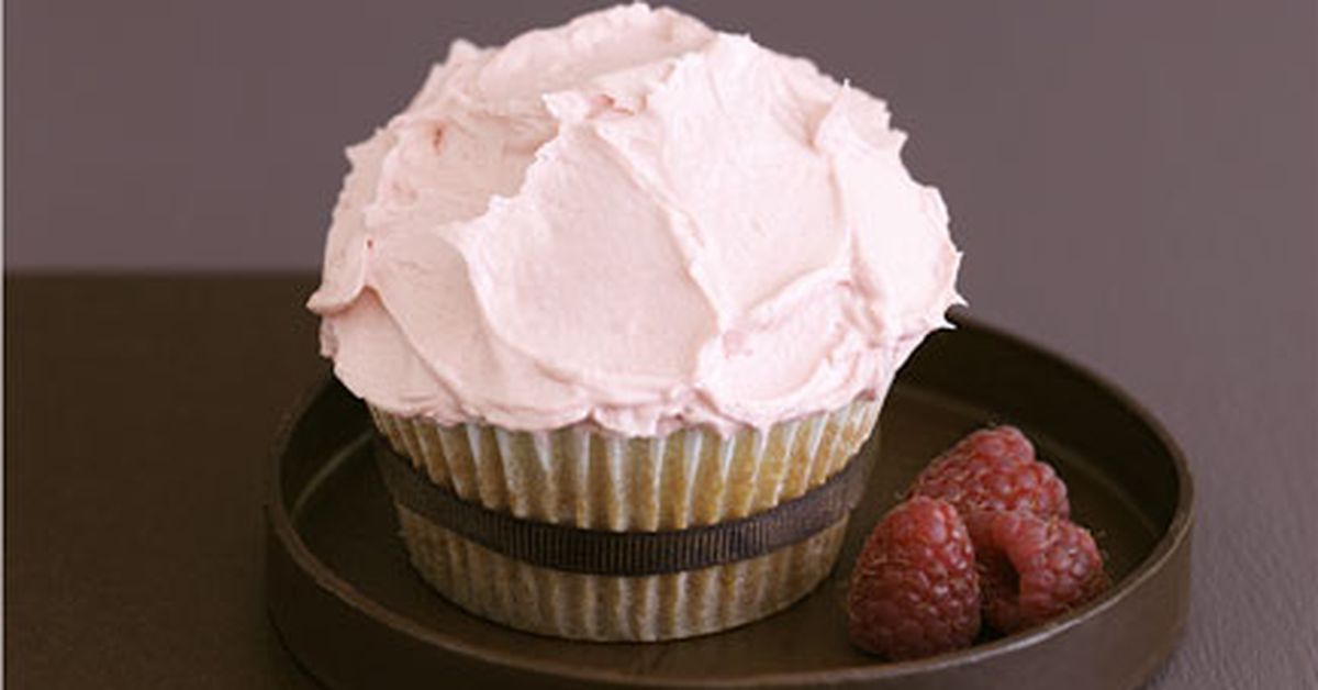 White chocolate cupcakes with raspberry frosting - 9Kitchen