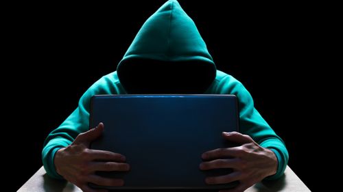 Escrocs hackers ordinateur portable cybercriminalité criminels en ligne