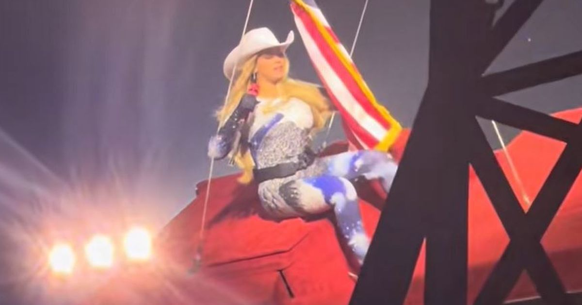 'Stop!' Beyoncé left hanging mid-air in prop car after 'scary' show malfunction
