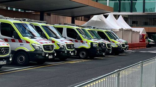 Des ambulances ont fait la queue devant l'hôpital Sunshine de Melbourne.