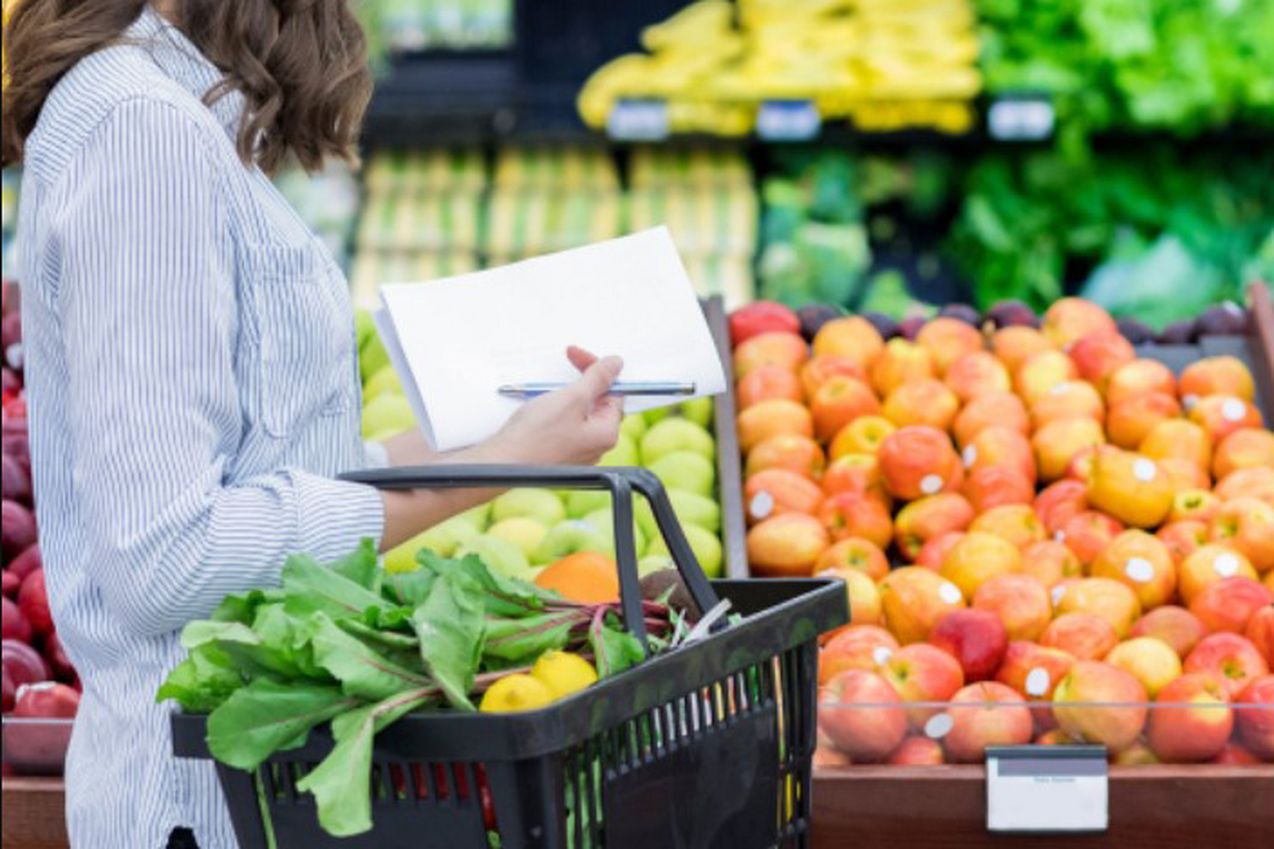 семья с фруктами и овощами. продовольственный рынок. девушка в магазине у овощей. овощи и фрукты на рынке. выбор овощей.