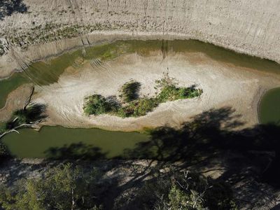 <strong>Bird's eye view reveals drought-devastated Darling River and Menindee Lakes</strong>
