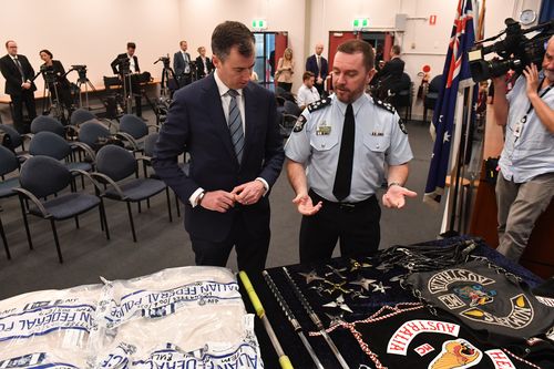 Australian Minister for Justice Michael Keenan (left) and Australian Federal Police State Manager New South Wales Chris Sheehan. (AAP)