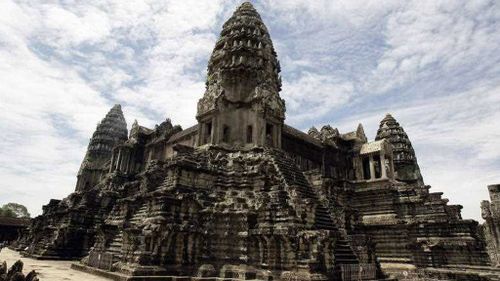 French tourists plead guilty over nude photo shoot in sacred temple