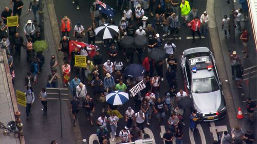 Les manifestants remplissent le CBD de Sydney pour protester contre les mandats de vaccination.