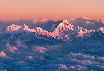 Which range includes 10 of Earth's 14 tallest peaks?