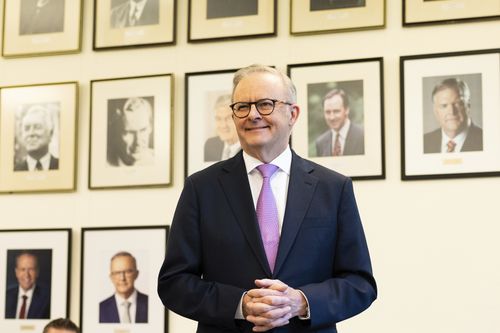 O primeiro-ministro Anthony Albanese em uma reunião trabalhista no Parlamento em Canberra na sexta-feira, 9 de maio de 2025.