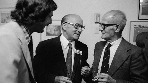 Sir Donald Bradman of Australia talking to former England bowler Harold Larwood (right) and Dennis Lillee of Australia in Melbourne, 1977.
 (Patrick Eagar, Popperfoto, Getty Images)