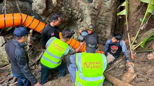 I membri di una squadra di soccorso lavorano per salvare sette persone intrappolate in una grotta.