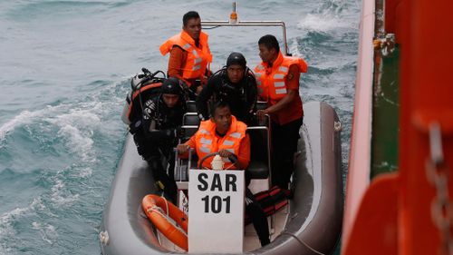 Divers from the National Search And Rescue Agency searching for victims of AirAsia flight QZ8501. (AAP)