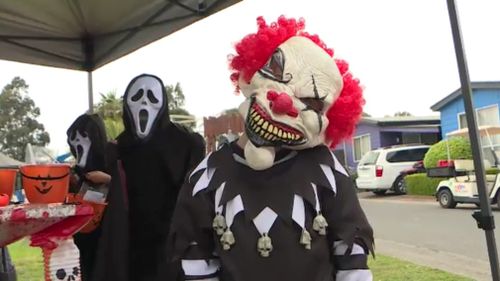 One Melbournite donned an IT clown mask. (9NEWS)