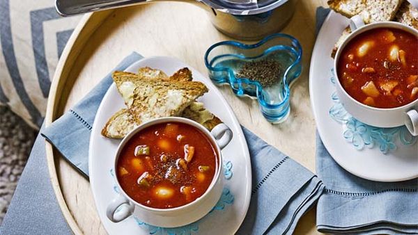 Tomato, bean & bacon soup