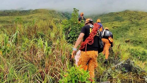 Une équipe de pompiers a dû se rendre dans une partie reculée des Philippines et escalader un volcan pour trouver l'épave.