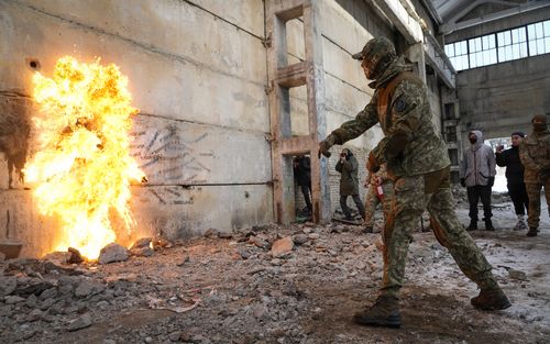 Un résident local lance un cocktail Molotov contre un mur lors d'une campagne d'entraînement entièrement ukrainienne "Ne paniquez pas !  Sois prêt!" près de Kiev, Ukraine, dimanche 6 février 2022. La Russie a nié tout plan d'attaque contre l'Ukraine, mais a exhorté les États-Unis et leurs alliés à s'engager de manière contraignante à ne pas accepter l'Ukraine dans l'OTAN, à ne pas déployer d'offensives armes, et fera reculer les déploiements de l'OTAN en Europe de l'Est.  Washington et l'OTAN ont rejeté les demandes.  (AP Photo/Efrem Lukatsky)