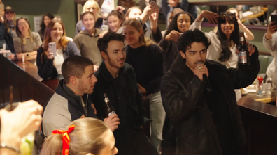   Jonas Brothers memiliki penggemar yang ketakutan saat mereka mengejutkan mereka di Camp Rock Trivia Night di Toronto