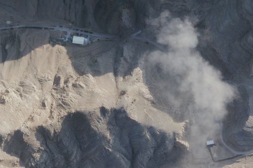 Esta imagem de satélite fornecida pelo Planet Labs PBC mostra uma base de mísseis, em Isfahan, Irã, domingo, 1º de março de 2026.  