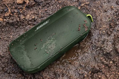 9PR: 진흙으로 뒤덮인 바닥 위의 Bose SoundLink Flex Bluetooth 휴대용 스피커