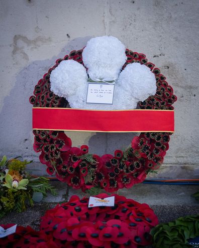 A closer look at Prince William's wreath and note on it