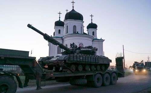 Ukrainian tanks are being transported in Urzuf.