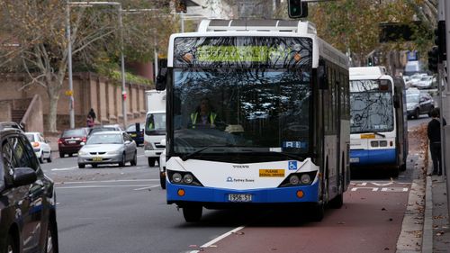 Un bus du gouvernement NSW dans le CBD de Sydney.  Une bagarre a éclaté dans un bus similaire sur les plages du nord la nuit dernière.