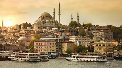 Istanbul'da gün batımında panoramik manzara.