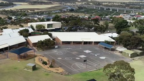 Les masques faciaux doivent être utilisés par les adultes entrant dans l'enceinte de l'école primaire de Noarlunga Downs.