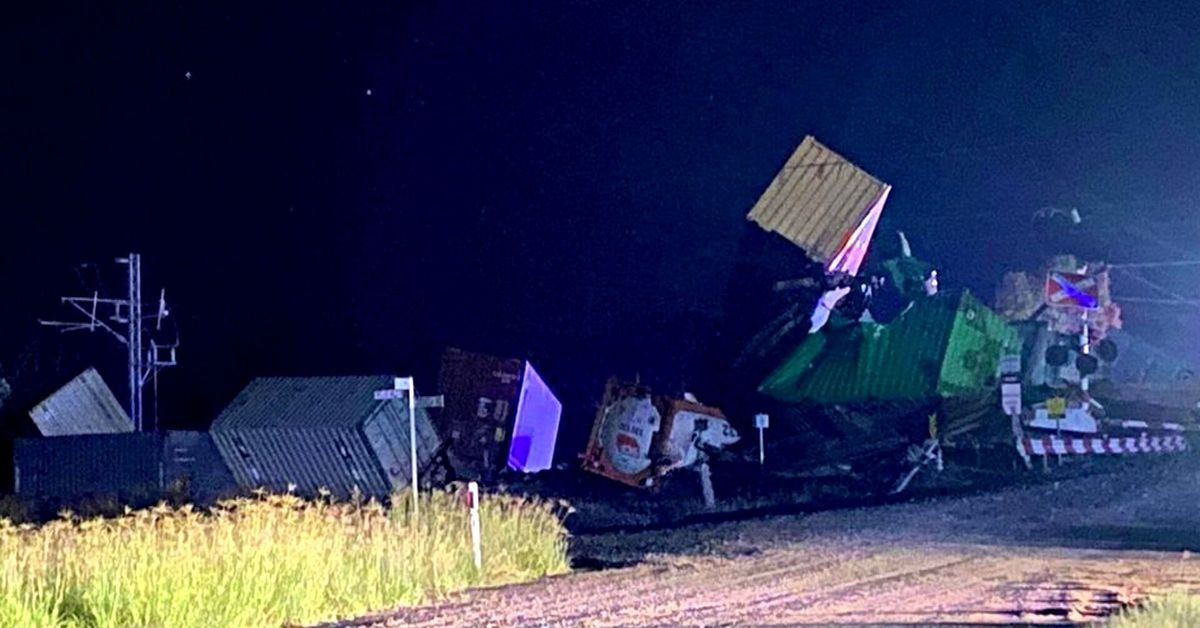 Train derails after collision in Queensland – 9News