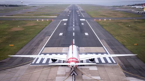 یک هواپیمای بوئینگ 787 Dreamliner ، پرواز Qantas QF100 ، آماده پرواز از فرودگاه بین المللی Kingsford Smith است.