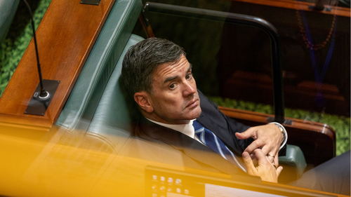 Brad Battin sentado no parlamento vitoriano.