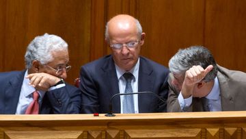 Portuguese Prime Minister Antonio Costa (L), talks with Finance Minister Mario Centeno (R) and Foreign Affairs Minister Augusto Santos Silva during the state budget debate at the parliament in Lisbon on November 4, 2016. (AFP)