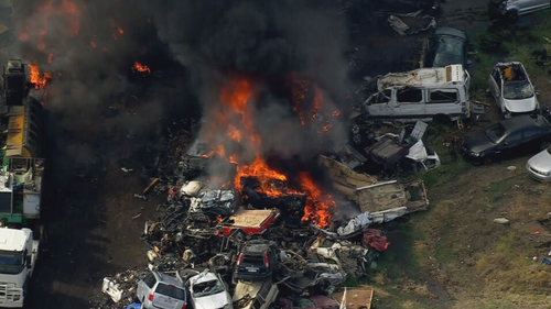 incendio in un deposito auto a nord di Geelong