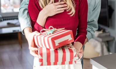 couple dating dilemma he buys gifts i can't afford to reciprocate 