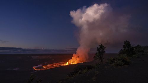 Lava erupe din vulcanul Kilauea din Hawaii, miercuri, 7 iunie 2023. 